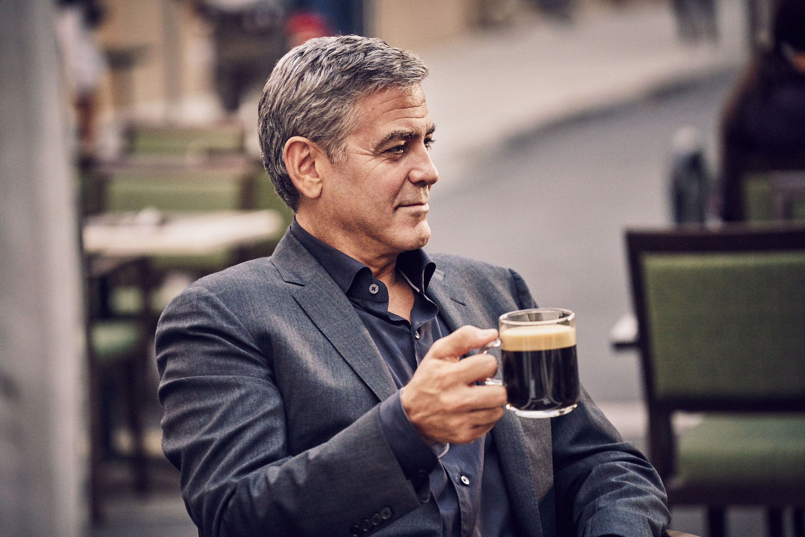 Попит фото. Джордж Клуни Nespresso. Джордж Клуни реклама кофе. Джордж кофе Клуни кофе. Джордж Клуни пьет кофе.